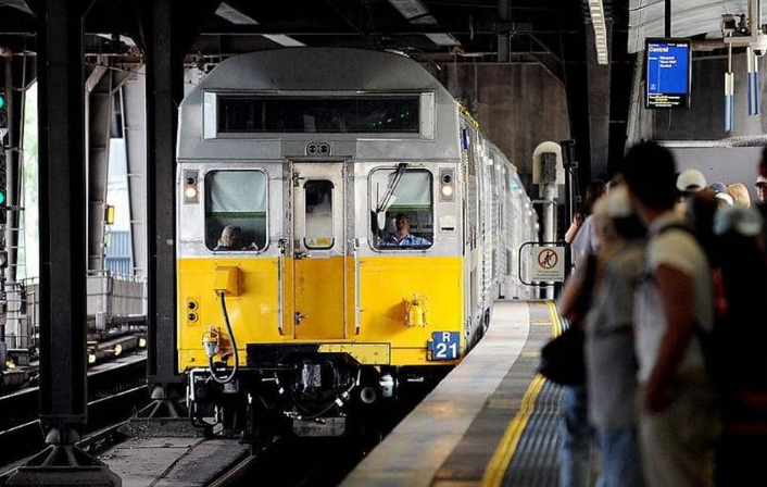 سائق يقود القطار فوق جثة موجدة على سكته مباشرة