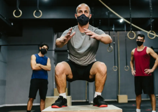 هل يمكن ارتداء الكمامة أثناء التمارين الرياضية؟